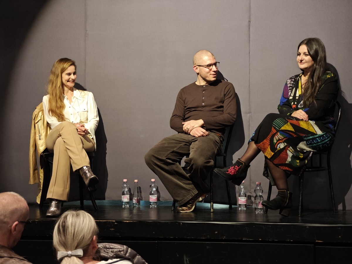 A nézők kíváncsian hallgatták a színművészek történeteit az előadás születéséről